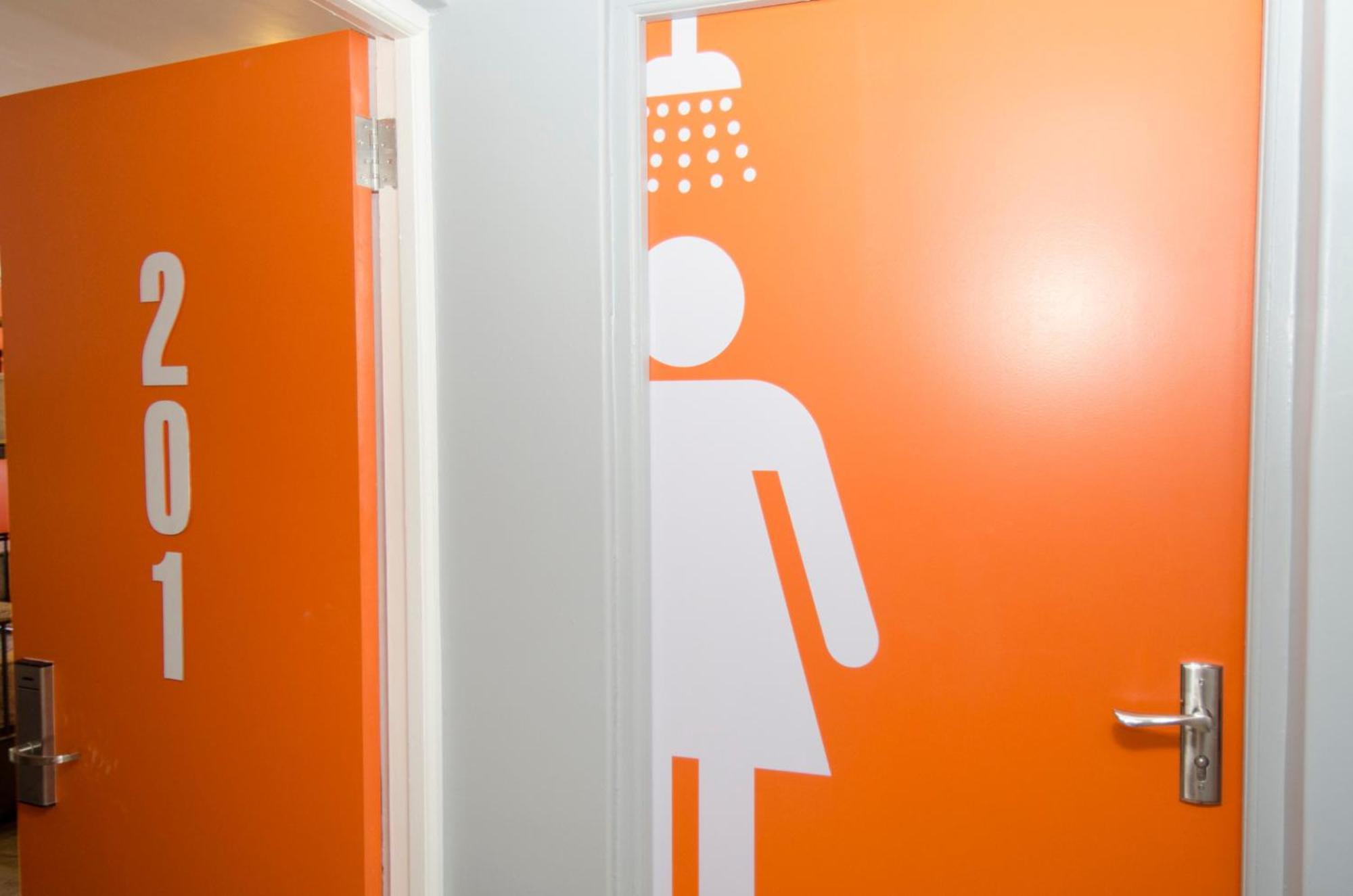 Never At Home Green Point Fokváros Szoba fotó A shower room in a hostel
