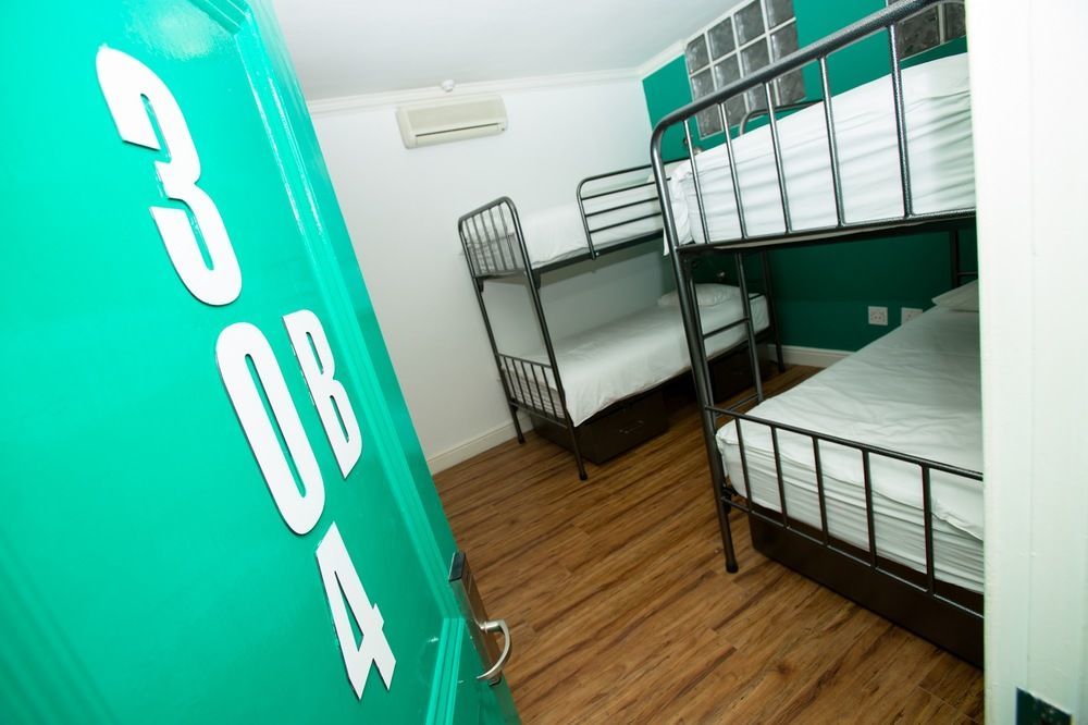 Never At Home Green Point Fokváros Kültér fotó A typical room at the hostel