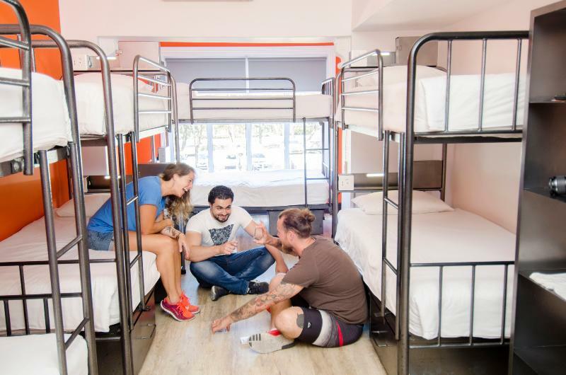 Never At Home Green Point Fokváros Kültér fotó Hostel in Madrid, Spain